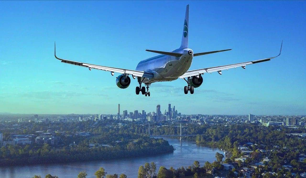 Airplane landing in New York City, symbolizing arrivia’s employee travel rewards program designed to enhance retention through memorable travel experiences.
