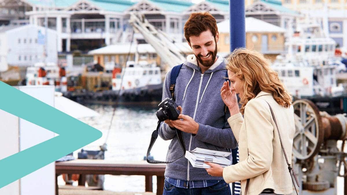 guy showing a woman a photo he took at a wharf
