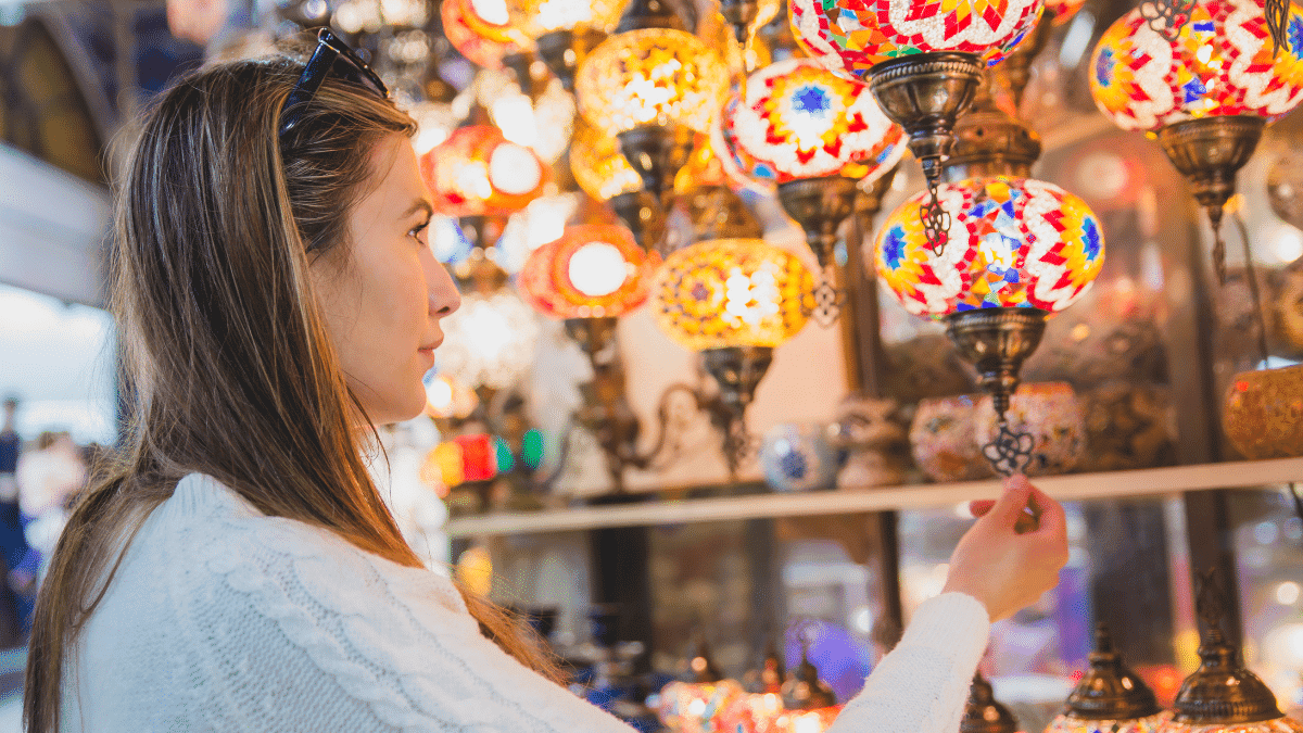 Women shopping in a tourist shop booked on a custom travel solution.