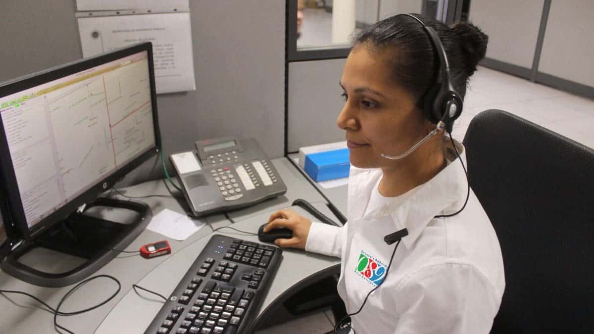 women working in a call customer service center.