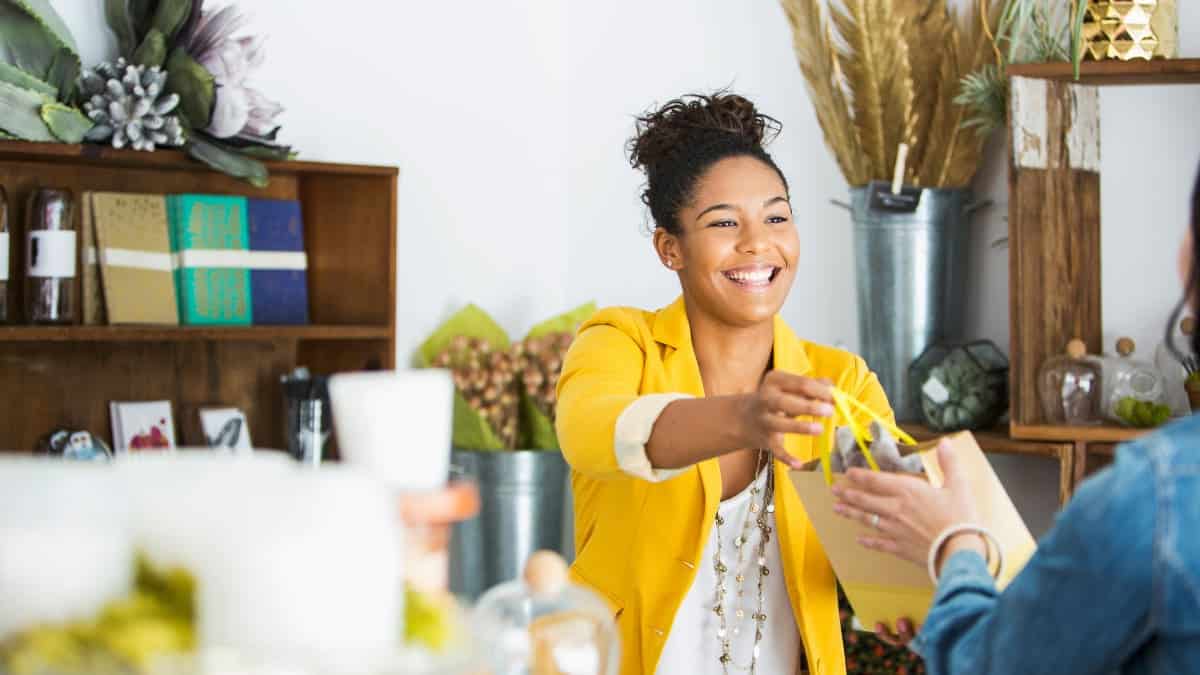 Saleswoman helping a customer with a loyalty points program.