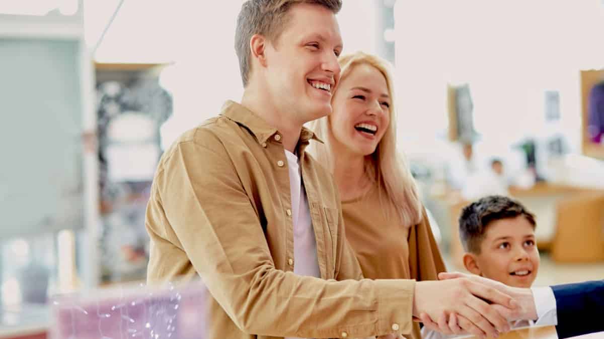 Saleswoman helping a family with a loyalty points program.