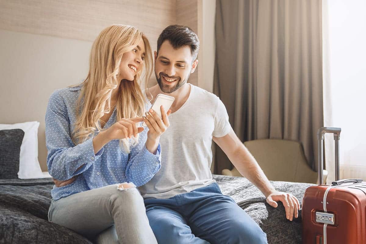 happy-couple-enjoying-travel-loyalty-program-benefits-after-check-in