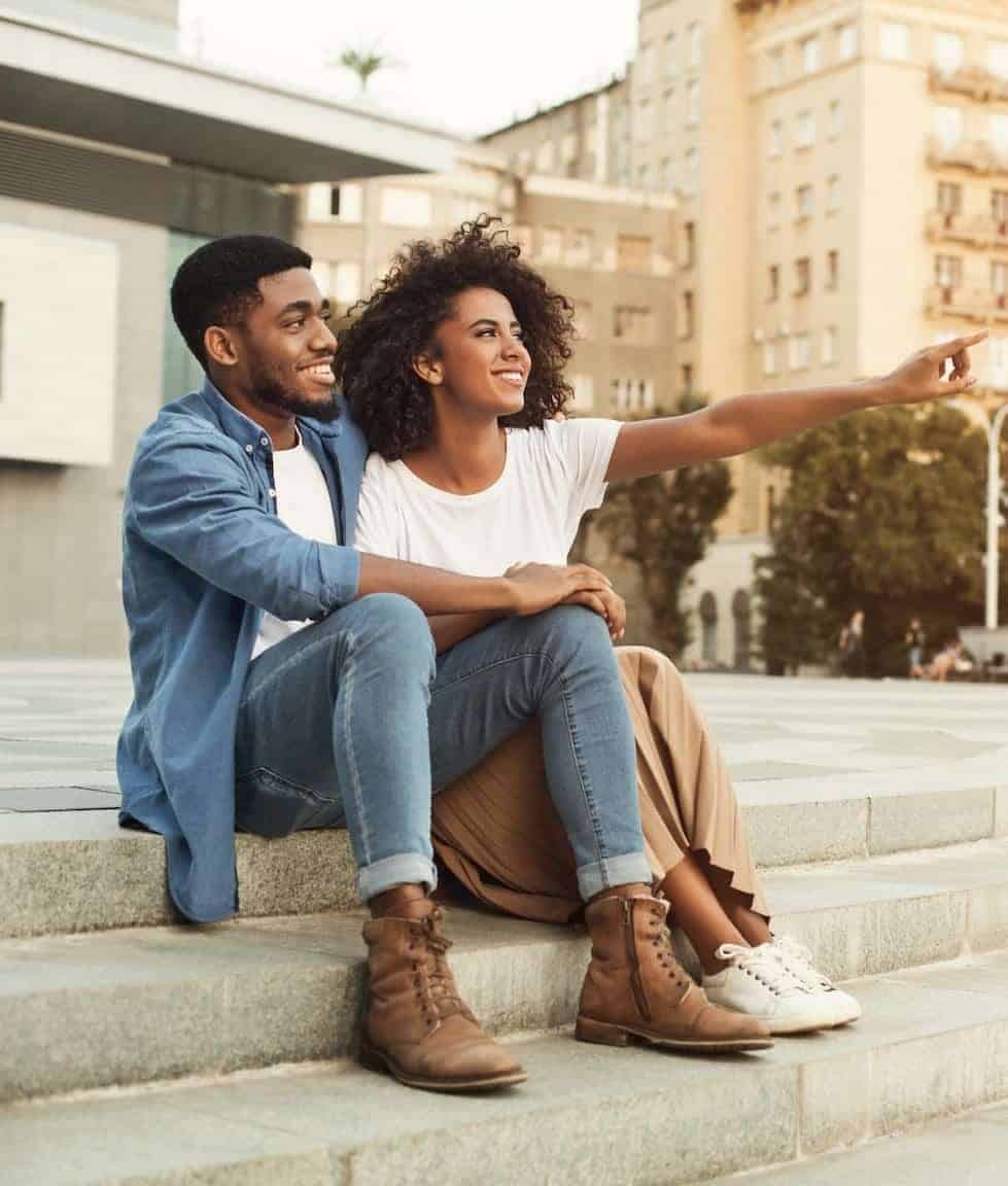 traveler couple in the city pointing