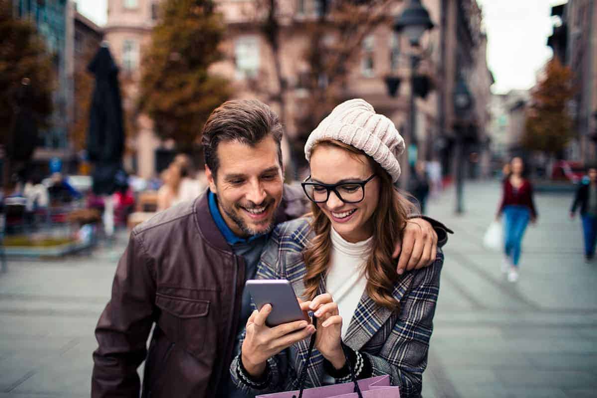 Young couple traveling and purchasing usinga digital wallet.