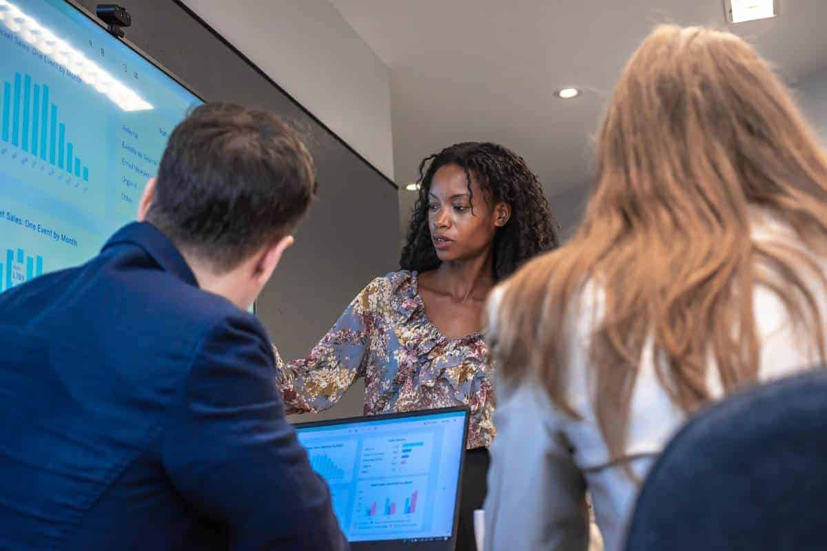  A business team discusses key features of CRM and loyalty programs during a meeting.